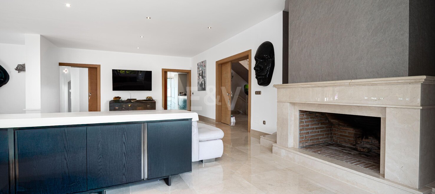 Classic Elegant Villa Perfectly Positioned Near the Beach