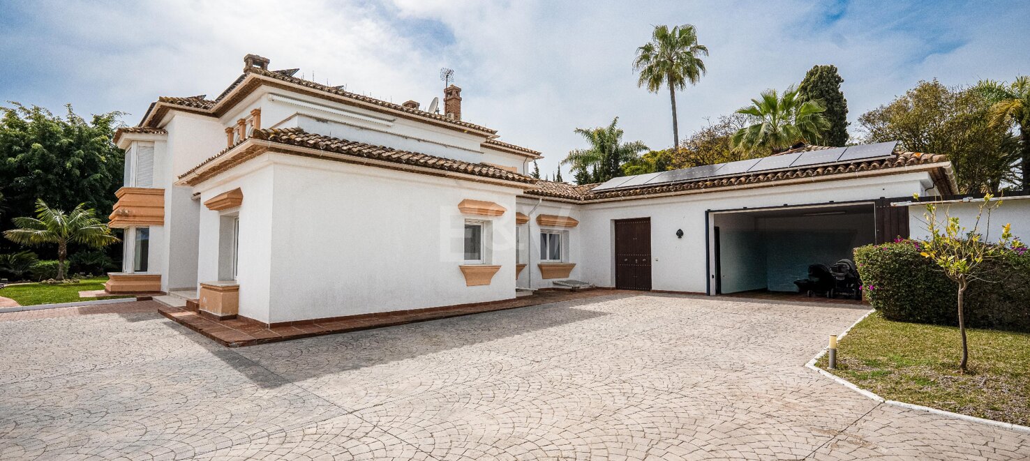 Classic Elegant Villa Perfectly Positioned Near the Beach