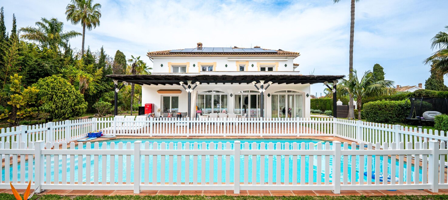 Classic Elegant Villa Perfectly Positioned Near the Beach