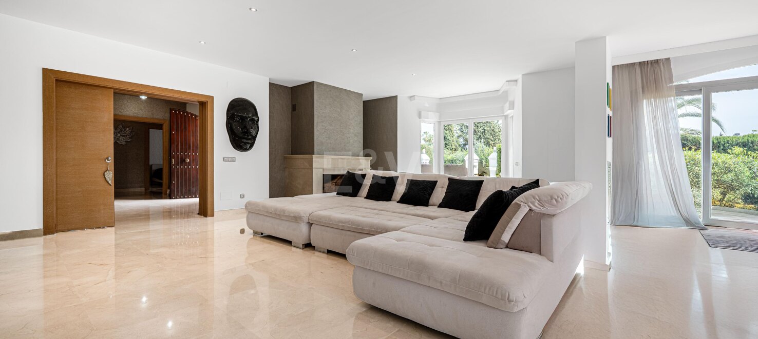 Classic Elegant Villa Perfectly Positioned Near the Beach