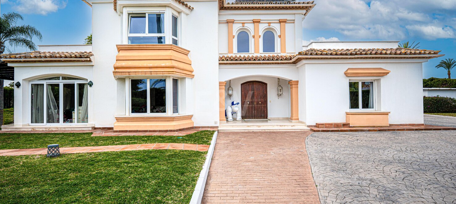 Classic Elegant Villa Perfectly Positioned Near the Beach
