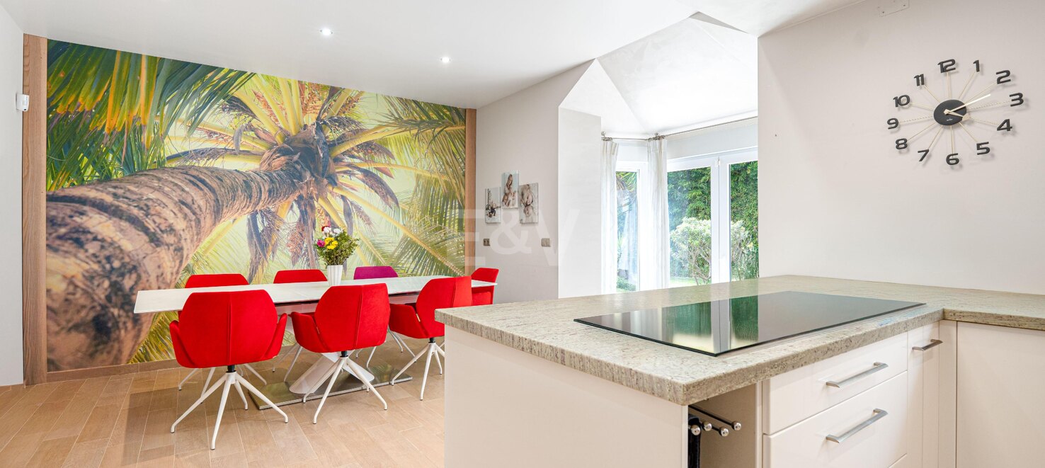 Classic Elegant Villa Perfectly Positioned Near the Beach