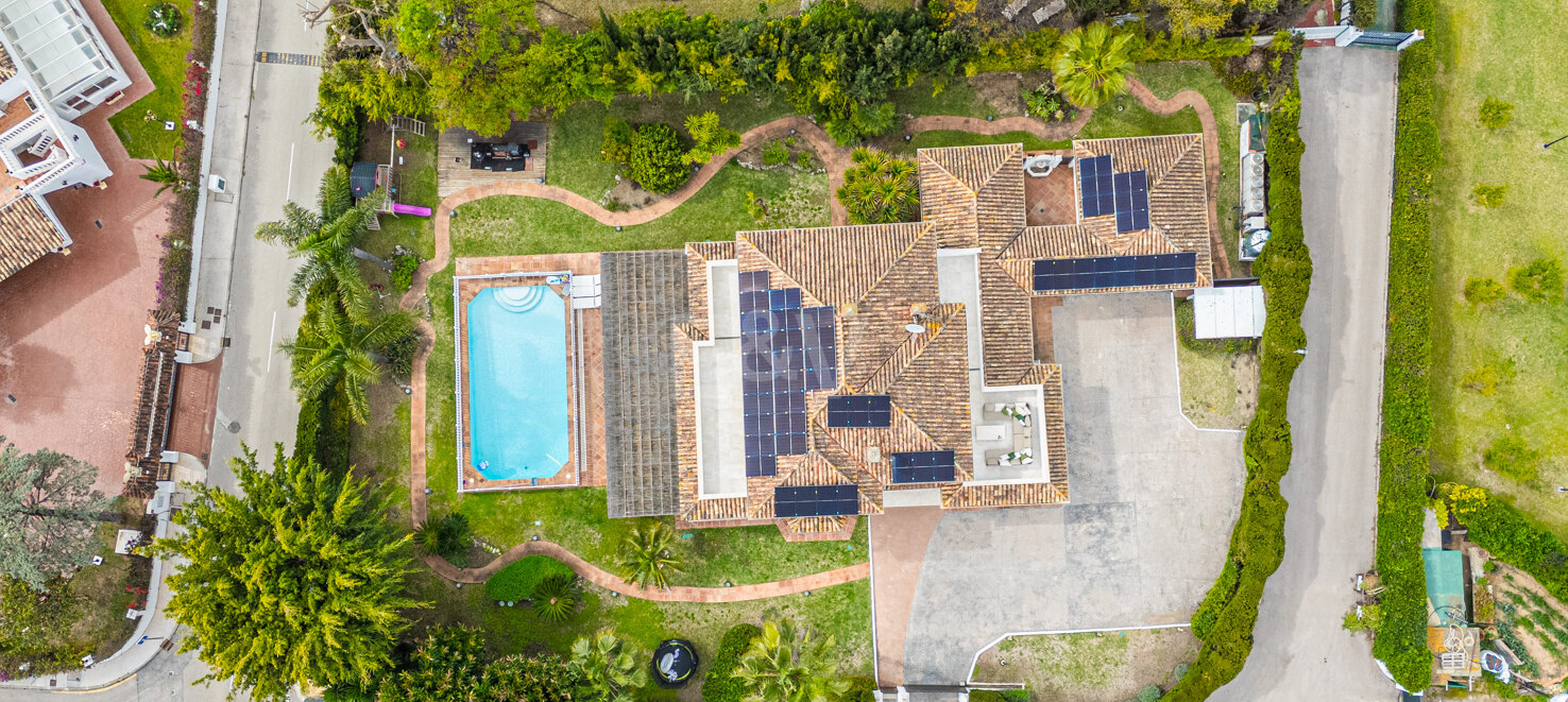 Classic Elegant Villa Perfectly Positioned Near the Beach