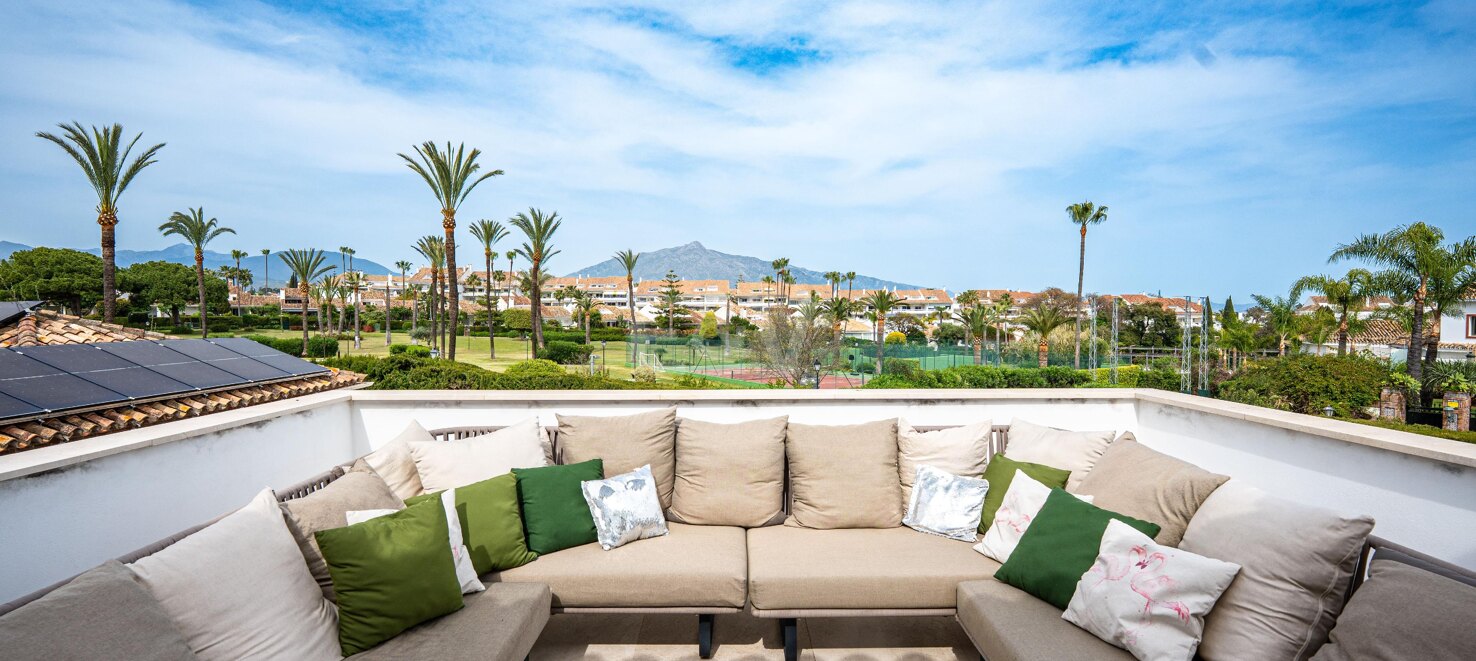 Classic Elegant Villa Perfectly Positioned Near the Beach