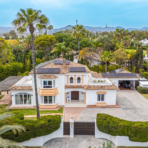 Classic Elegant Villa Perfectly Positioned Near the Beach