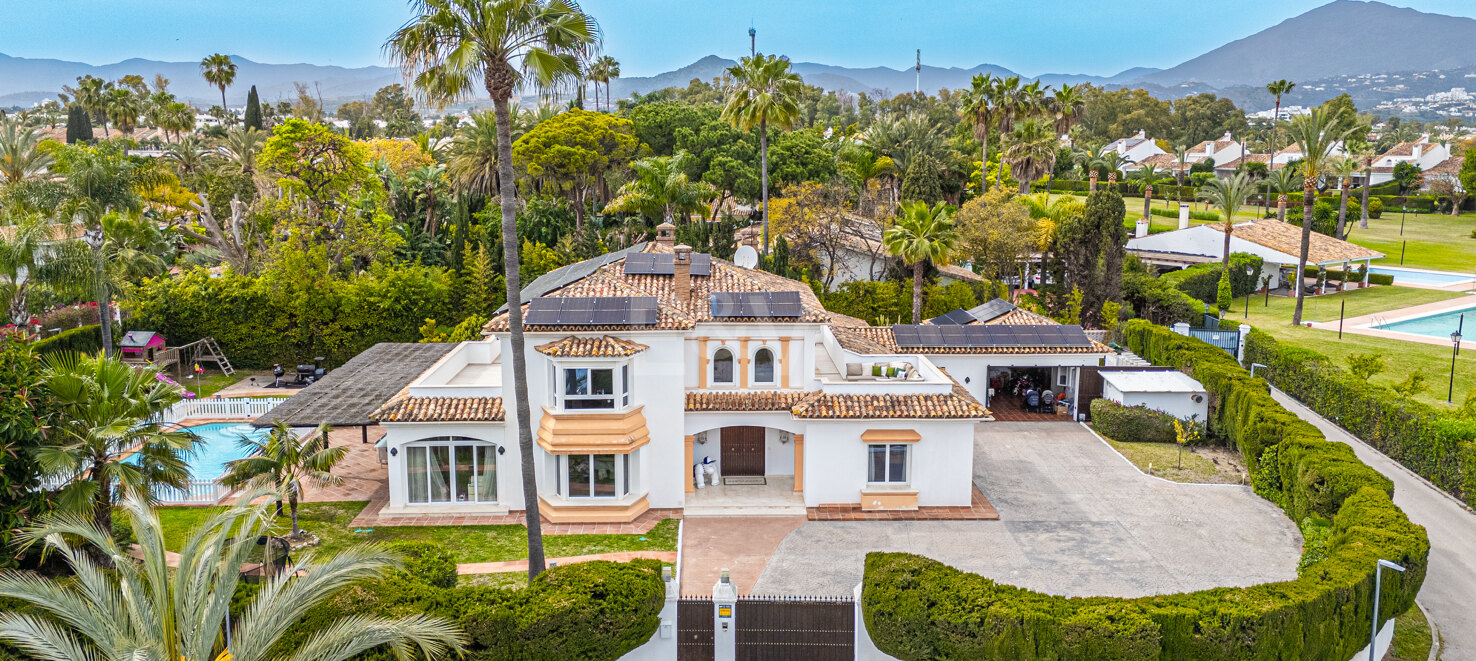 Classic Elegant Villa Perfectly Positioned Near the Beach