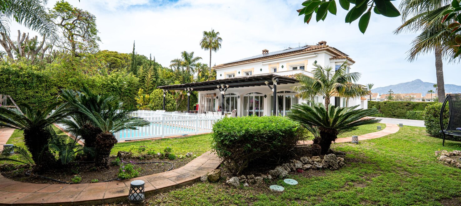 Classic Elegant Villa Perfectly Positioned Near the Beach
