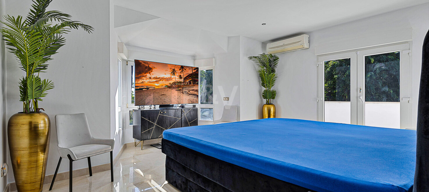 Classic Elegant Villa Perfectly Positioned Near the Beach