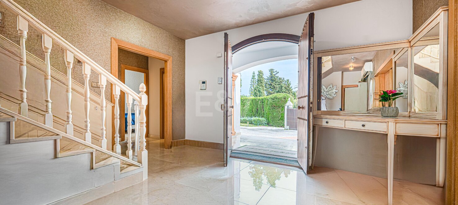 Classic Elegant Villa Perfectly Positioned Near the Beach