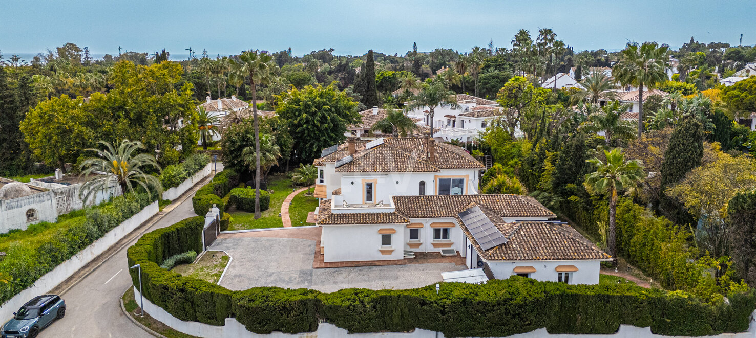 Classic Elegant Villa Perfectly Positioned Near the Beach