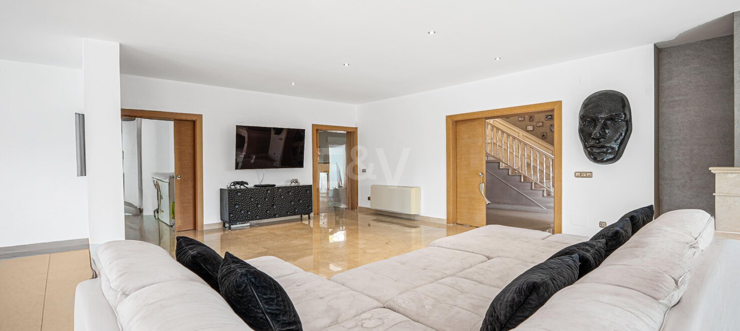 Classic Elegant Villa Perfectly Positioned Near the Beach