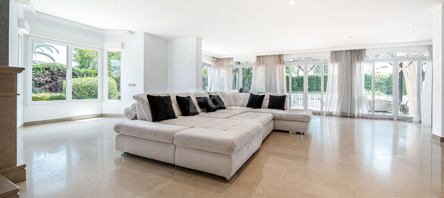 Classic Elegant Villa Perfectly Positioned Near the Beach