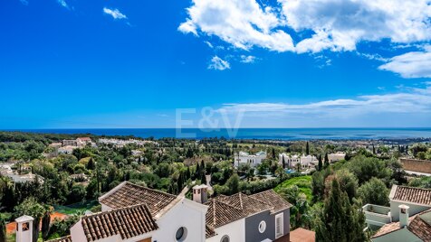 Exquisite Townhouse with Panoramic Views in Marbella Hill Club