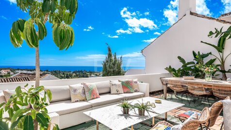 Exquisite Townhouse with Panoramic Views in Marbella Hill Club