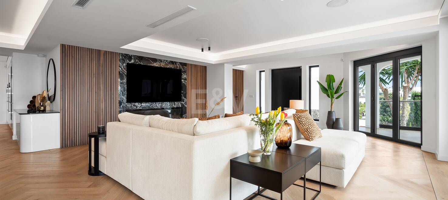 Fantastisk villa med havsutsikt, privat pool och hyrespotential nära Marbella Centre