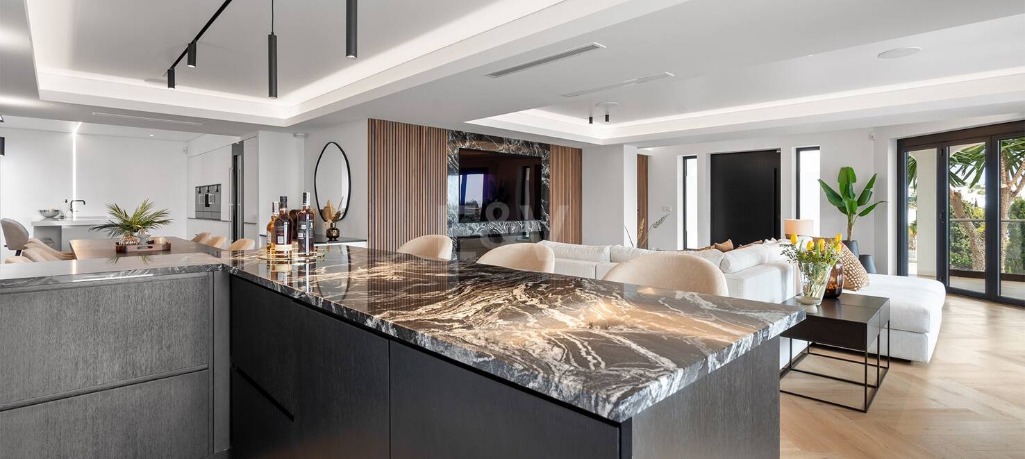Fantastisk villa med havsutsikt, privat pool och hyrespotential nära Marbella Centre