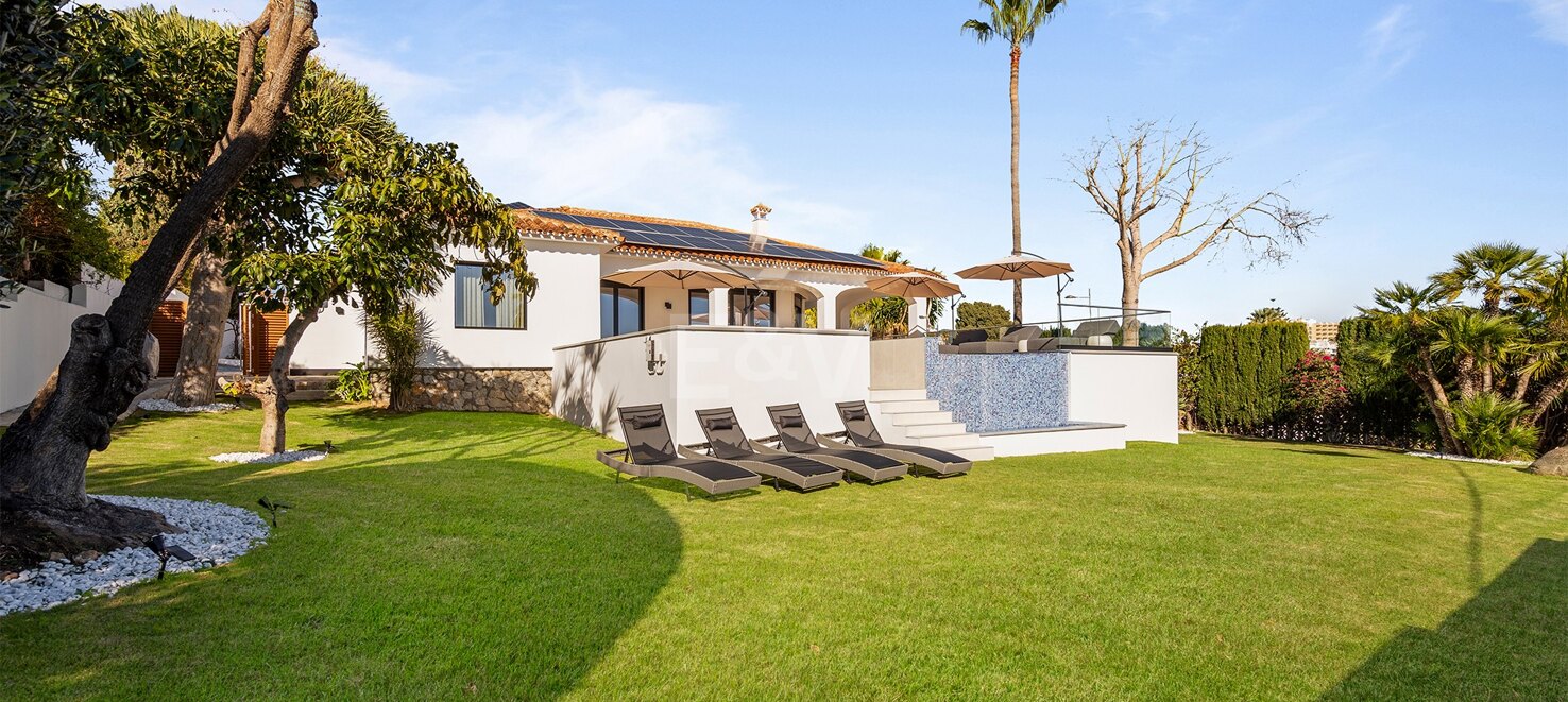 Atemberaubende Villa mit Meerblick, privatem Pool und Mietpotenzial in der Nähe des Zentrums von Marbella