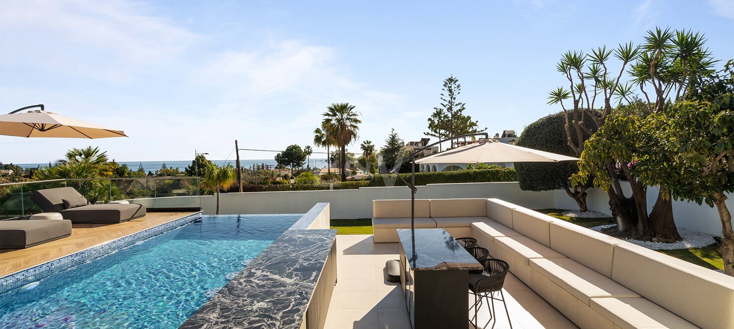 Superbe villa avec vue sur la mer, piscine privée et potentiel de location près de Marbella Centre