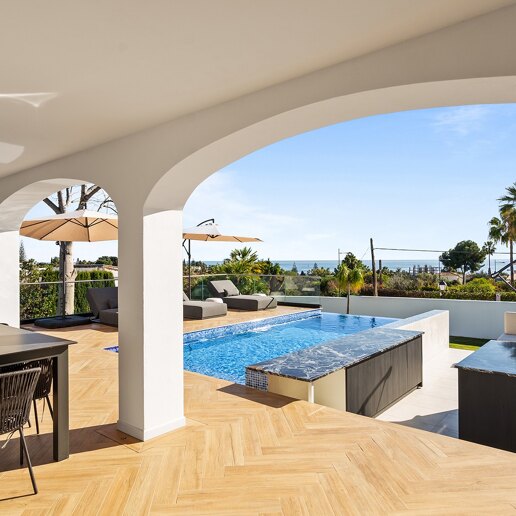 Superbe villa avec vue sur la mer, piscine privée et potentiel de location près de Marbella Centre