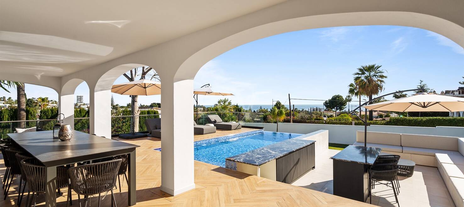 Fantastisk villa med havsutsikt, privat pool och hyrespotential nära Marbella Centre