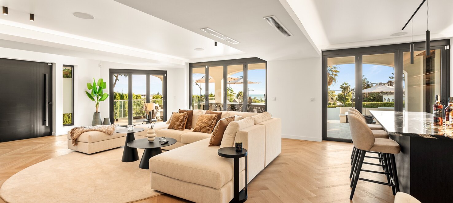 Superbe villa avec vue sur la mer, piscine privée et potentiel de location près de Marbella Centre