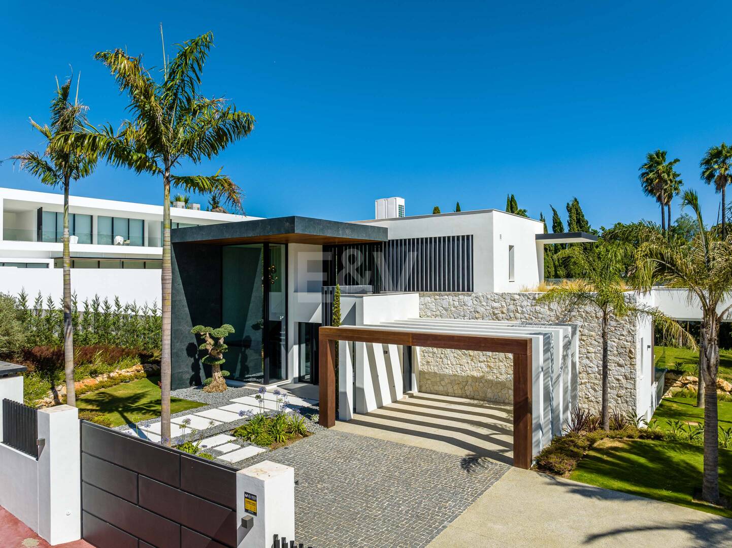 Zeitgenössische Luxusvilla in Nueva Andalucía