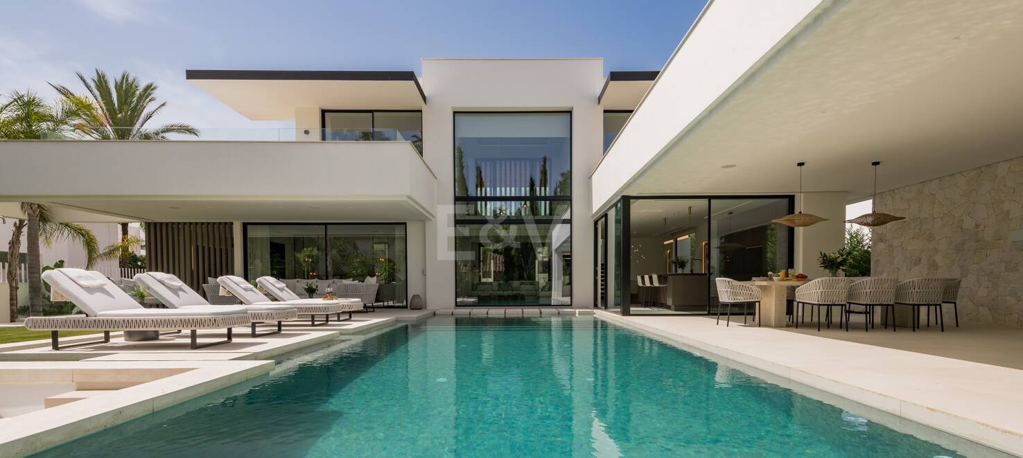 Zeitgenössische Luxusvilla in Nueva Andalucía
