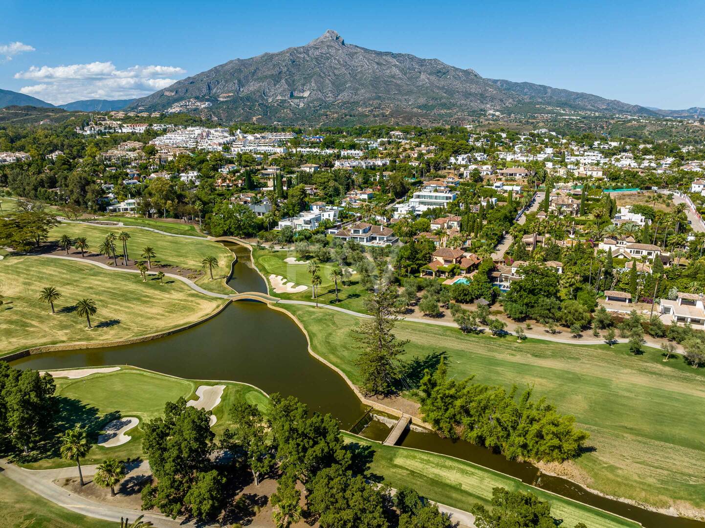 Zeitgenössische Luxusvilla in Nueva Andalucía