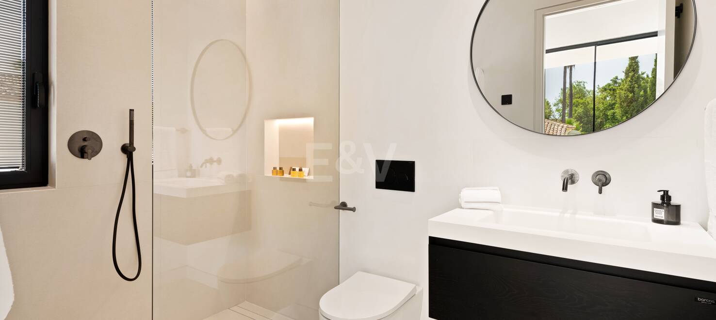 Zeitgenössische Luxusvilla in Nueva Andalucía