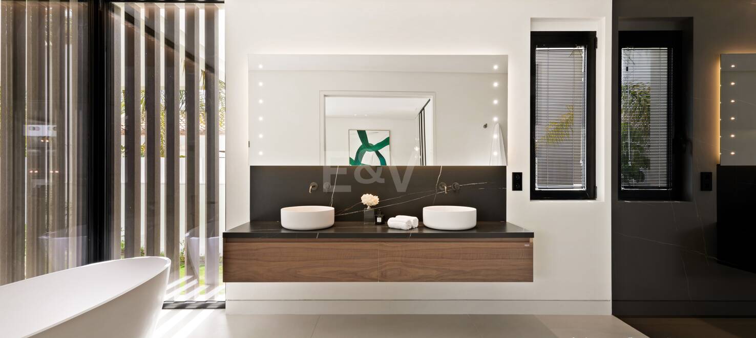 Zeitgenössische Luxusvilla in Nueva Andalucía