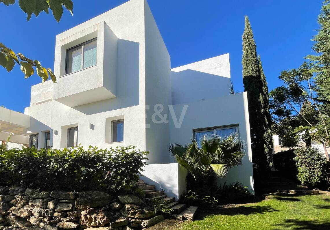 Moderna Villa en Paraiso Alto con Vistas al Mar