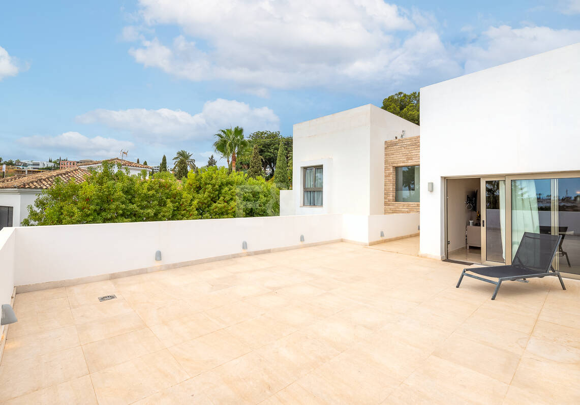 Moderna Villa en Paraiso Alto con Vistas al Mar