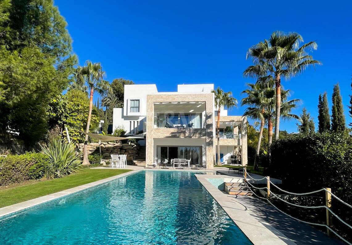 Moderna Villa en Paraiso Alto con Vistas al Mar