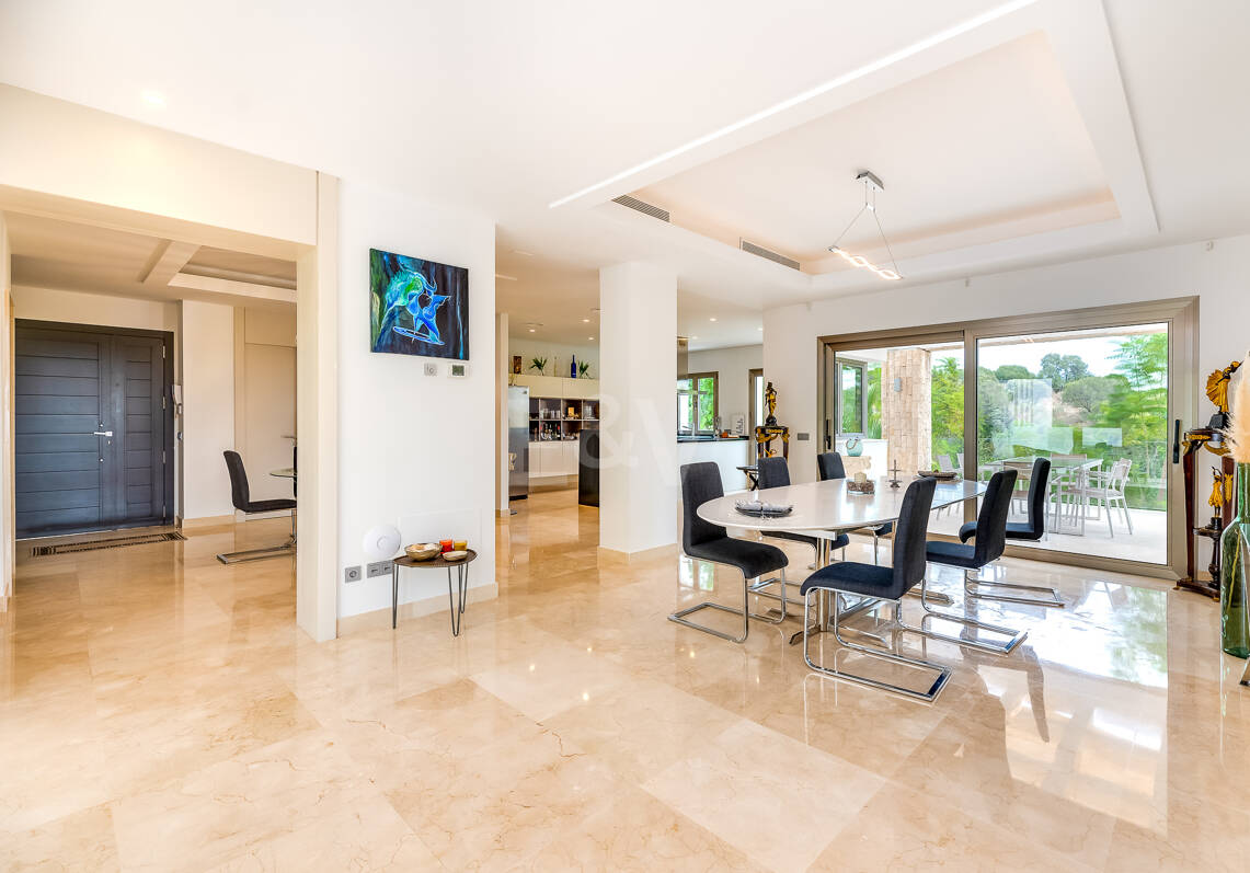 Moderna Villa en Paraiso Alto con Vistas al Mar