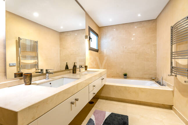 Fantastisk modern villa i Paraiso Alto med havsutsikt