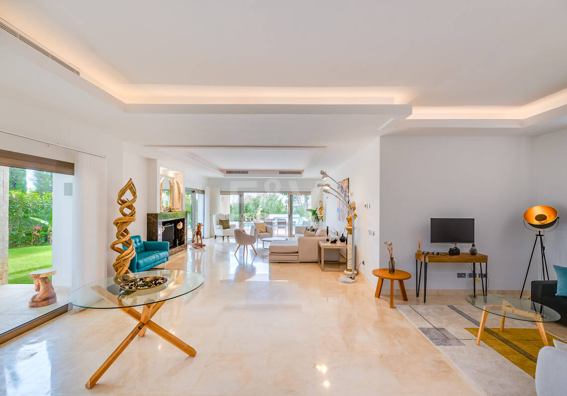 Moderna Villa en Paraiso Alto con Vistas al Mar