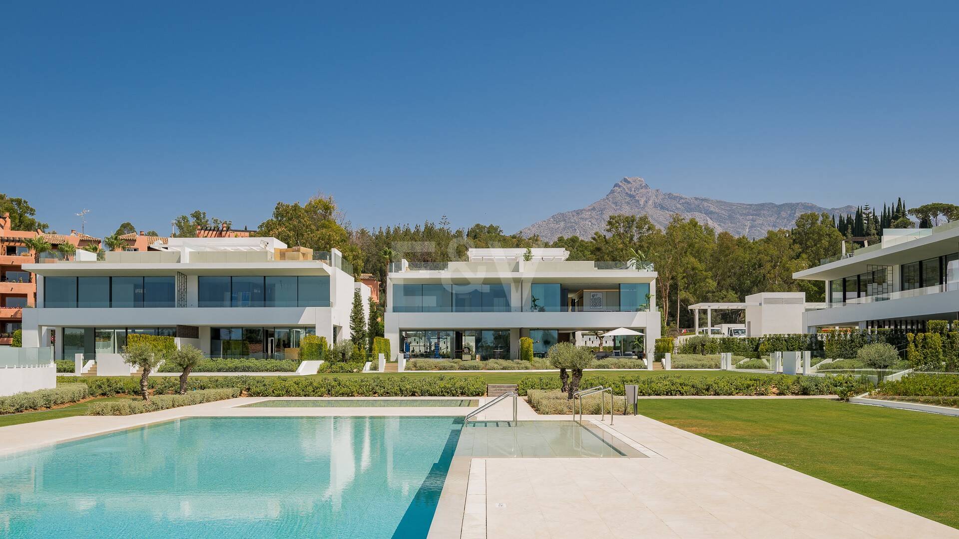 Sofisticadas villas contemporáneas en la Milla de Oro