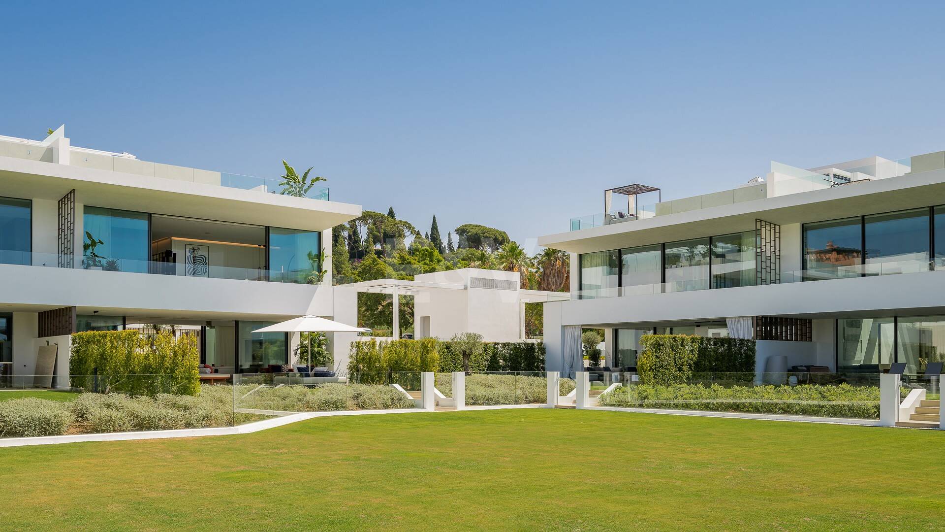 Sofisticadas villas contemporáneas en la Milla de Oro