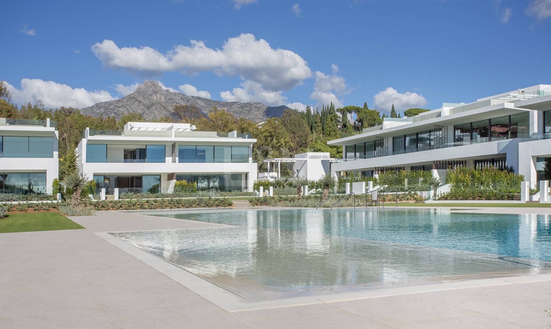 Sofisticadas villas contemporáneas en la Milla de Oro