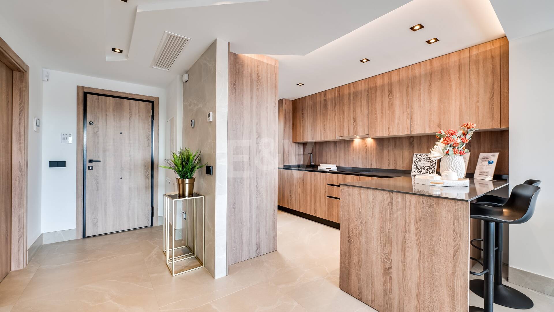 Nowoczesne miasta z widokiem na morze panoramiczne i góry