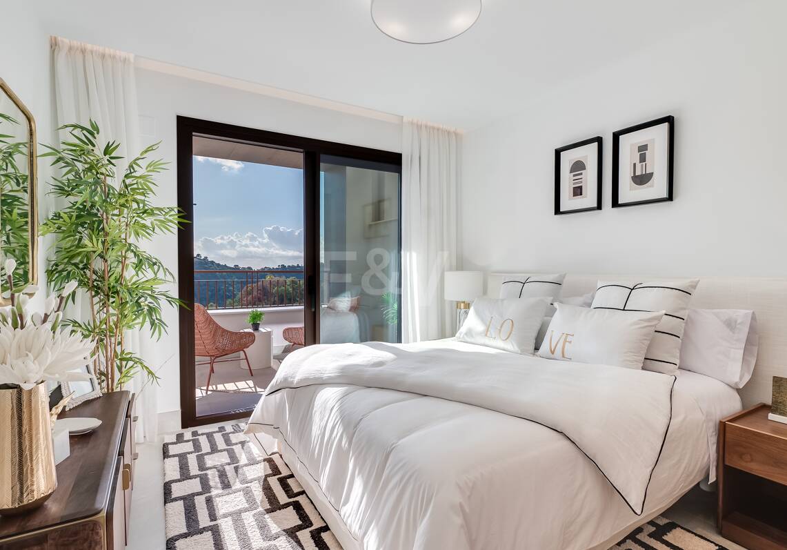 Casas adosadas modernas con vistas panorámicas al mar y a la montaña