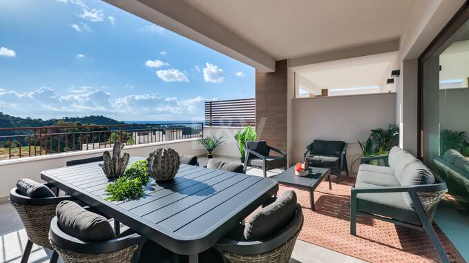 Casas adosadas modernas con vistas panorámicas al mar y a la montaña