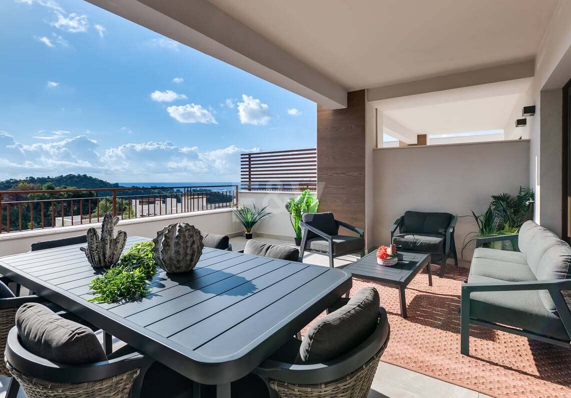 Casas adosadas modernas con vistas panorámicas al mar y a la montaña
