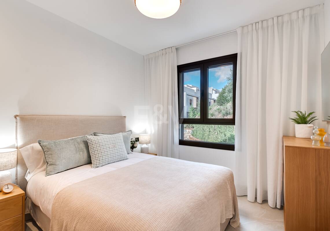 Casas adosadas modernas con vistas panorámicas al mar y a la montaña