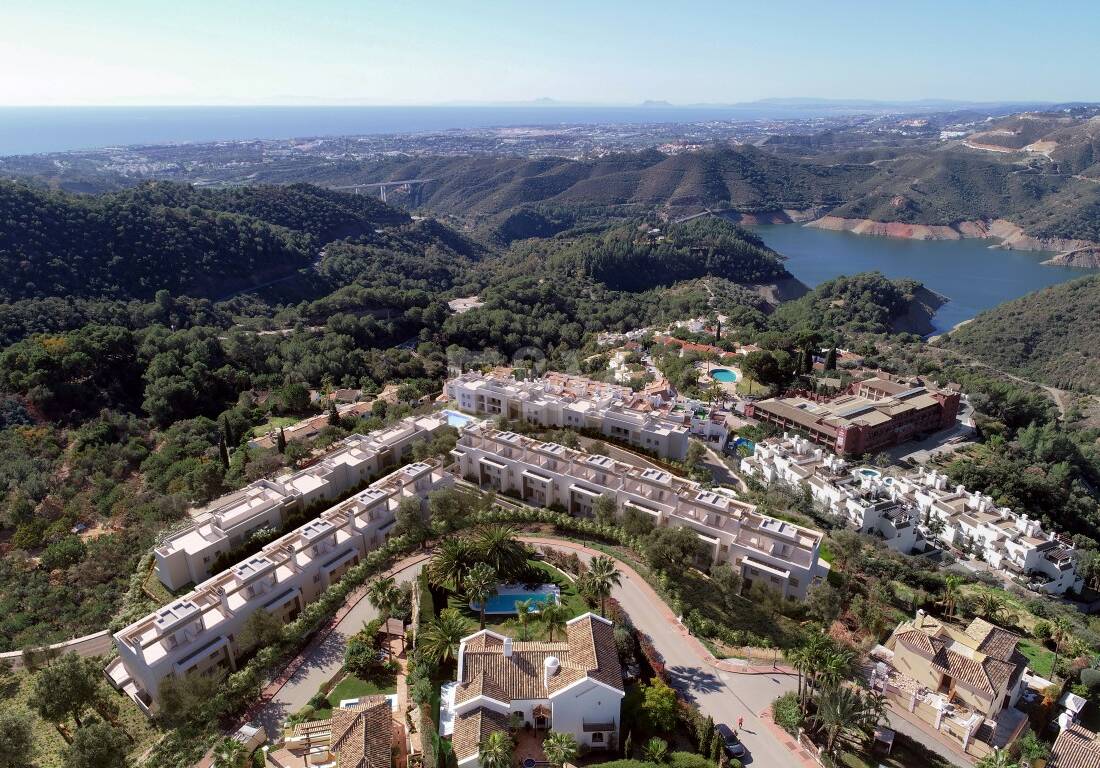 Casas adosadas modernas con vistas panorámicas al mar y a la montaña