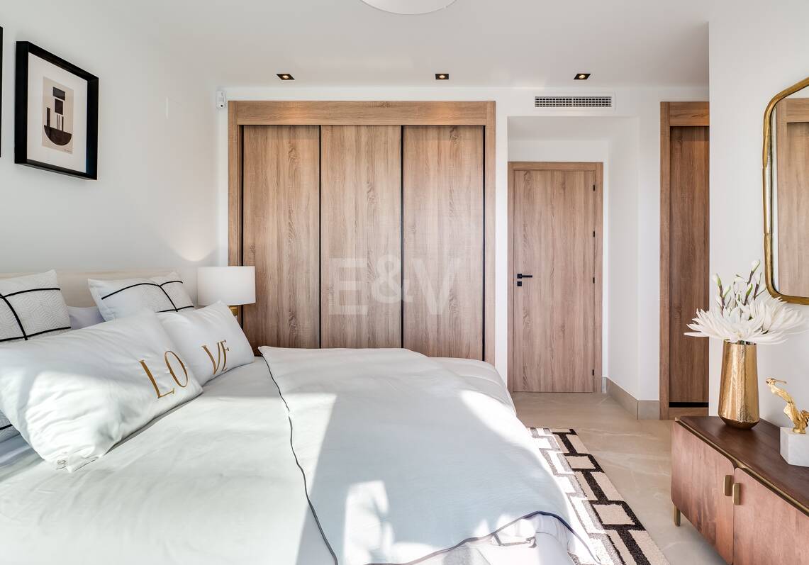Casas adosadas modernas con vistas panorámicas al mar y a la montaña