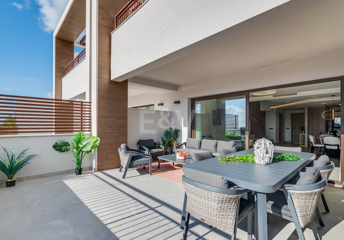 Casas adosadas modernas con vistas panorámicas al mar y a la montaña