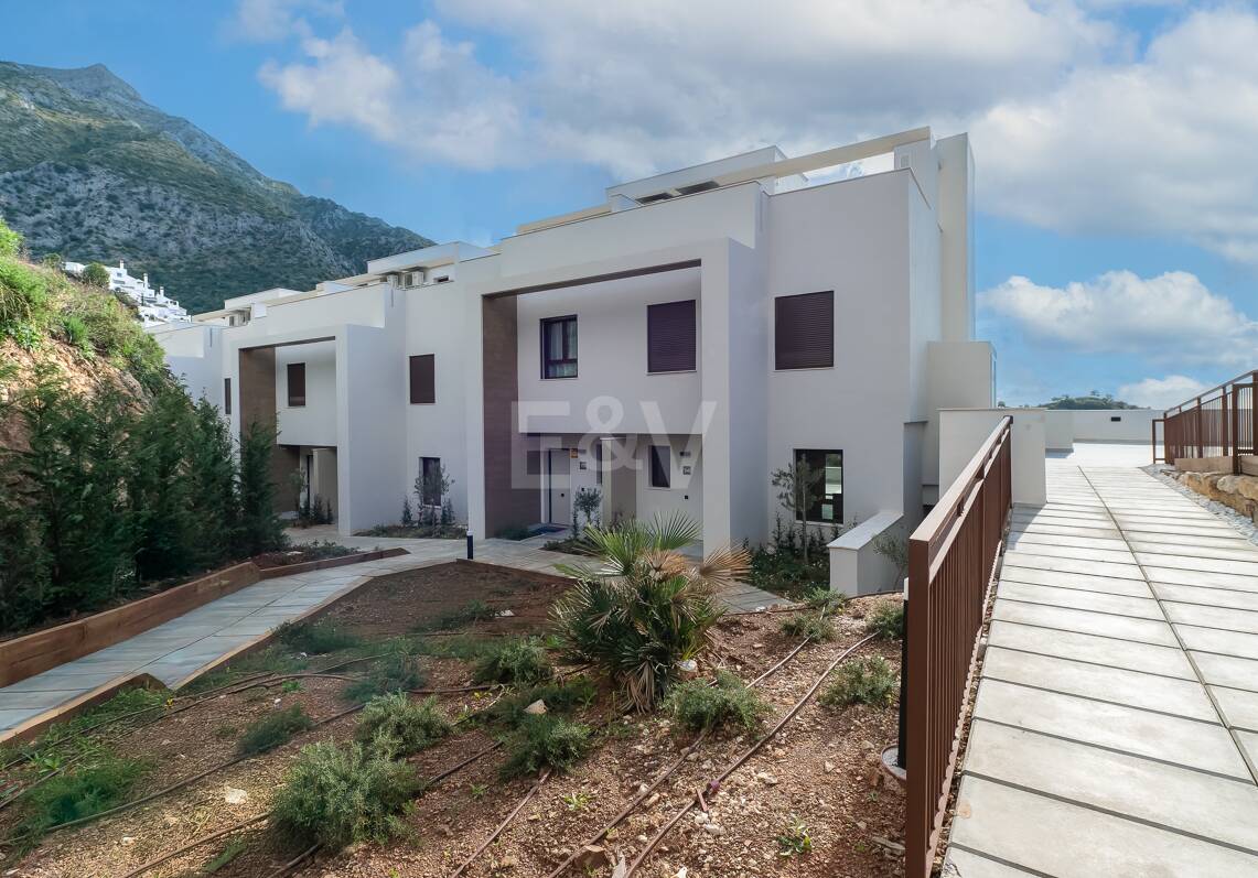 Casas adosadas modernas con vistas panorámicas al mar y a la montaña