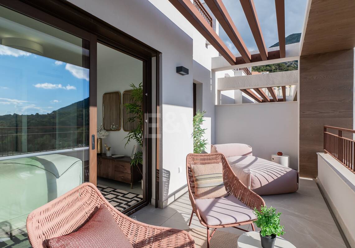 Casas adosadas modernas con vistas panorámicas al mar y a la montaña
