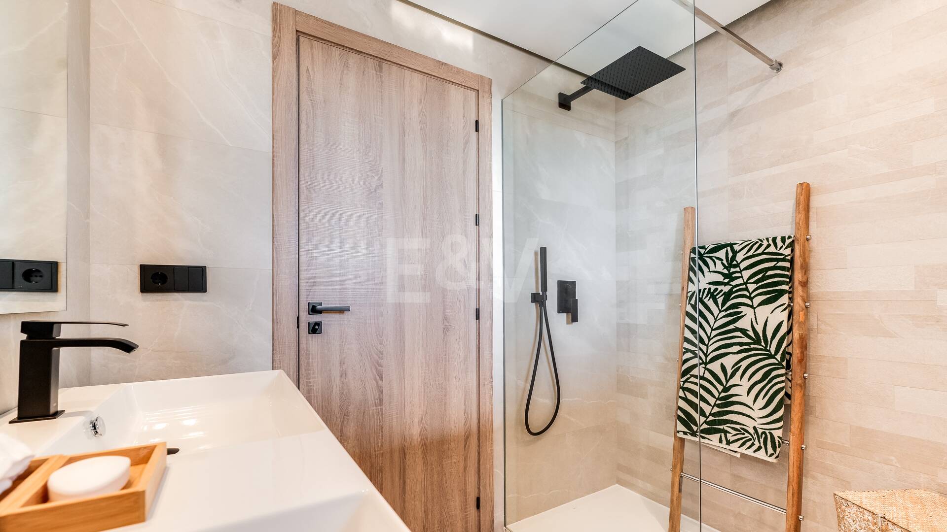 Nowe miasta Off- Plan z widokiem na morze panoramiczne i góry